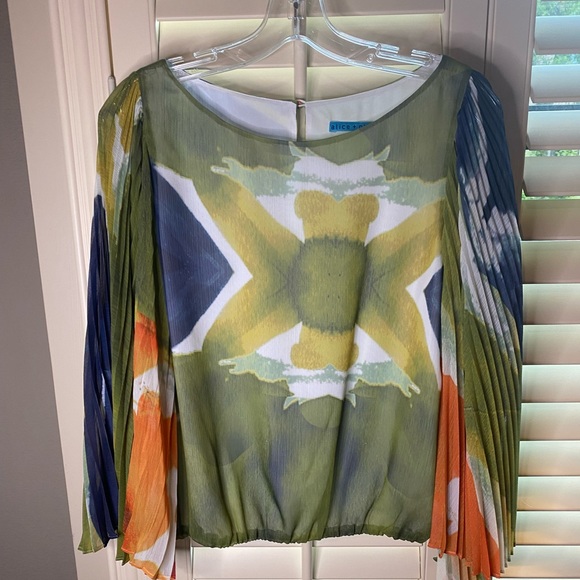 Alice+ Olivia Wide Arm Crop Blouse - Picture 2 of 9